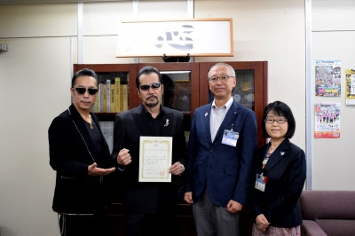 （左から横浜銀蝿・翔、川戸昌和、石内亮横浜市市民局長、田雑由紀乃戸塚区長）